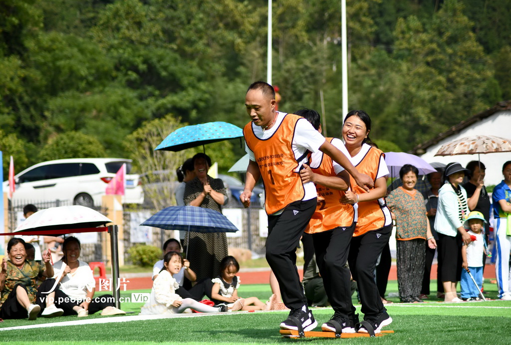 9月23日，在江西省上饶市铅山县篁碧畲族乡，参赛选手正在进行板鞋竞速比赛。