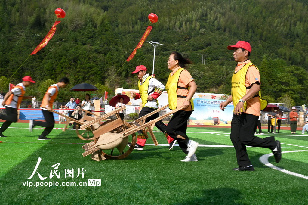 9月23日，在江西省上饶市铅山县篁碧畲族乡，参赛选手正在进行独轮车运粮比赛。