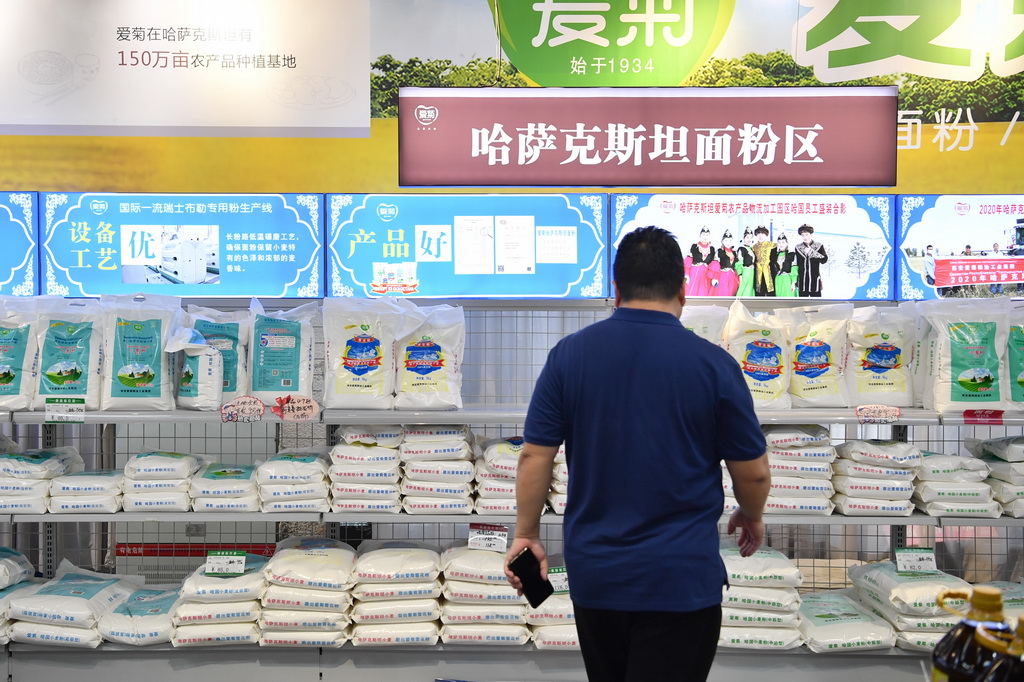 9月22日，在西安国际港站附近一家超市内，顾客选购中欧班列长安号运回的进口面粉。