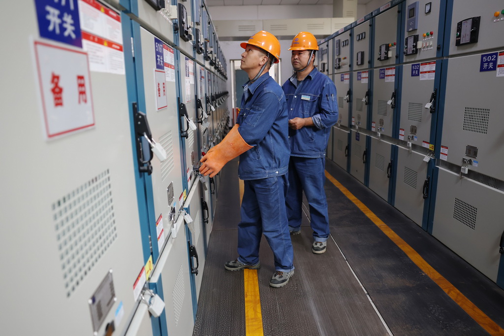 工作人員在寧夏紅寺堡揚水管理處紅三泵站配電室檢查調試設備（9月7日攝）。