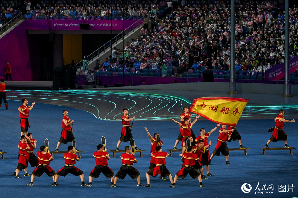 亚运会开幕式前的现场表演《南湖船拳》。