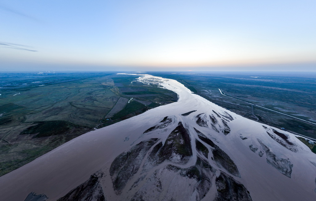 黃河從內蒙古巴彥淖爾市臨河區雙河鎮流過（無人機照片，9月15日攝）。新華社記者 邢廣利 攝