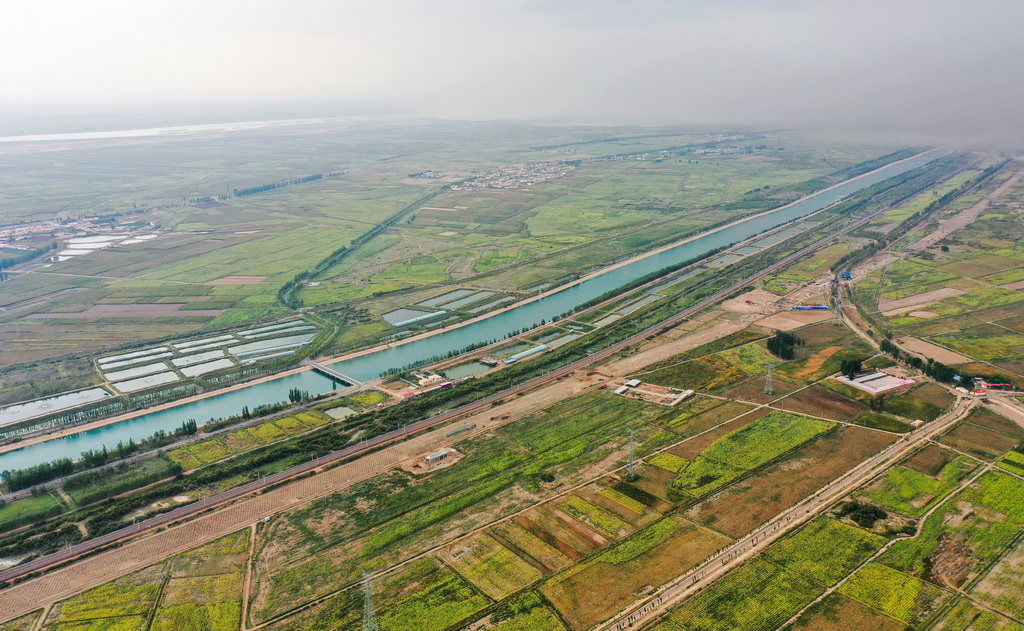 這是流經巴彥淖爾市臨河區的一條引黃干渠（無人機照片，9月14日攝）。新華社記者 連振 攝