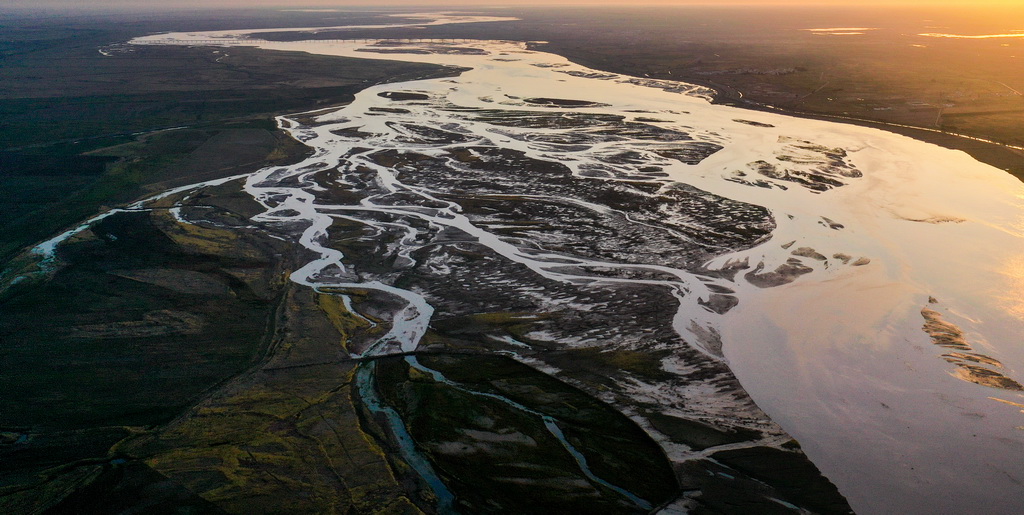 黃河從內蒙古巴彥淖爾市臨河區雙河鎮流過（無人機照片，9月15日攝）。新華社記者 連振 攝