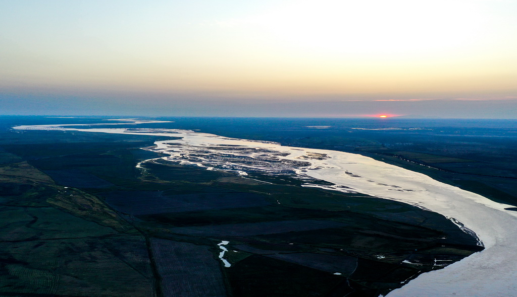 黄河从内蒙古巴彦淖尔市临河区双河镇流过（无人机照片，9月15日摄）。新华社记者 连振 摄