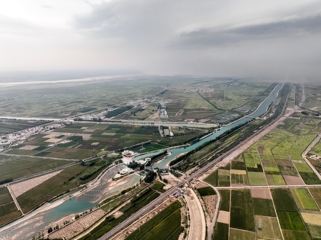 這是內蒙古巴彥淖爾市臨河區一條引黃干渠（無人機照片，9月14日攝）。新華社記者 邢廣利 攝