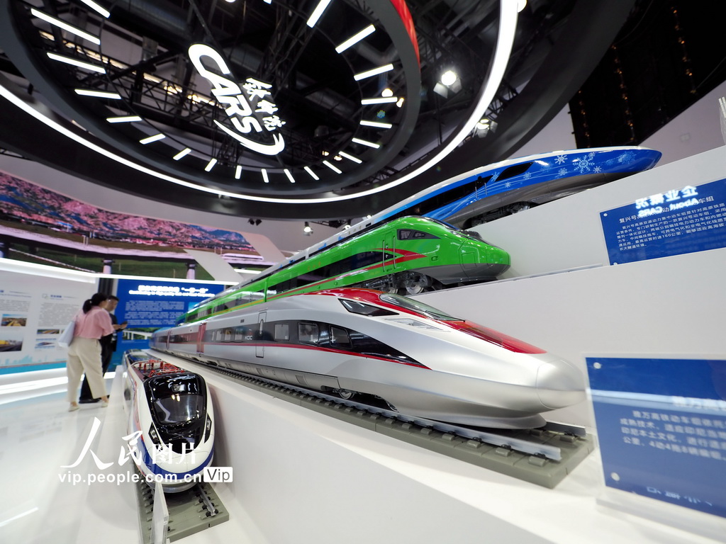 9月26日，北京国家会议中心，观众在第十五届国际交通技术与设备展览会上参观复兴号动车组模型。