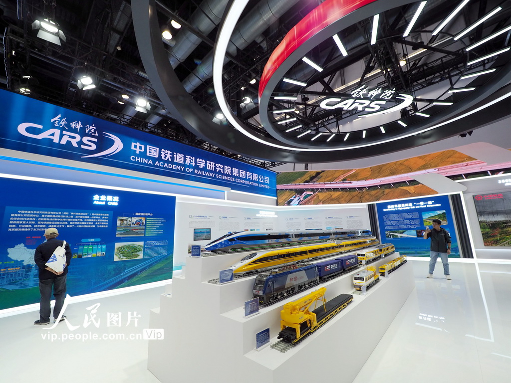 9月26日，北京国家会议中心，观众在第十五届国际交通技术与设备展览会中国铁道研究院展位上参观。