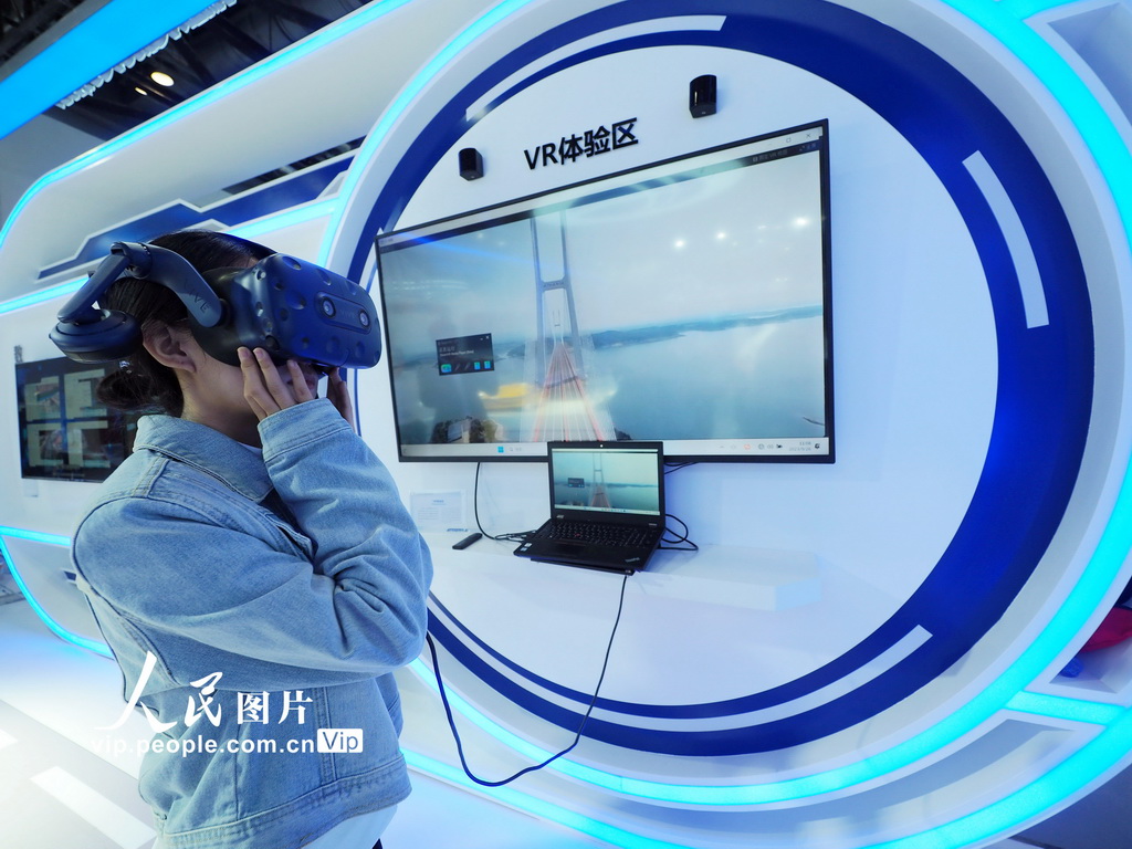9月26日，北京国家会议中心，观众在第十五届国际交通技术与设备展览会上进行VR交通体验。