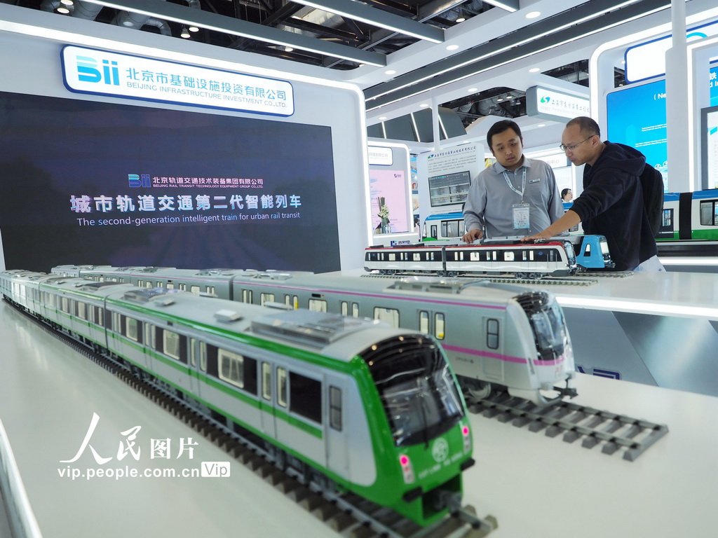 9月26日，北京国家会议中心，观众在第十五届国际交通技术与设备展览会上参观智能轻轨列车模型。