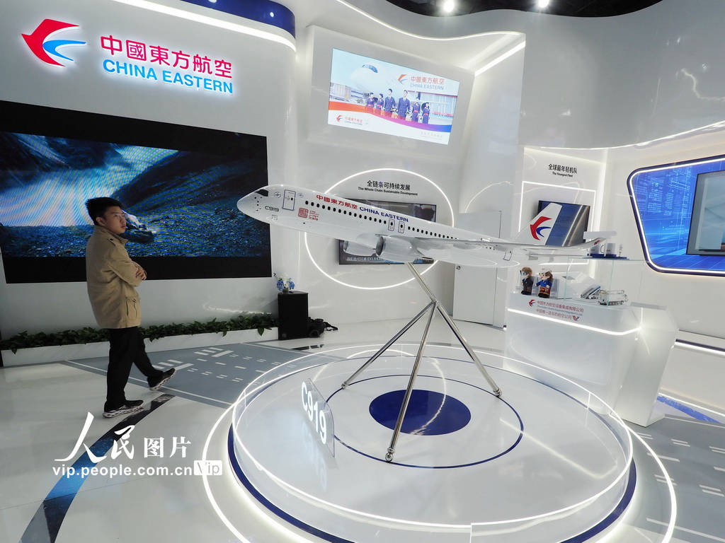 9月26日，北京国家会议中心，观众在第十五届国际交通技术与设备展览会上参观C919飞机模型。