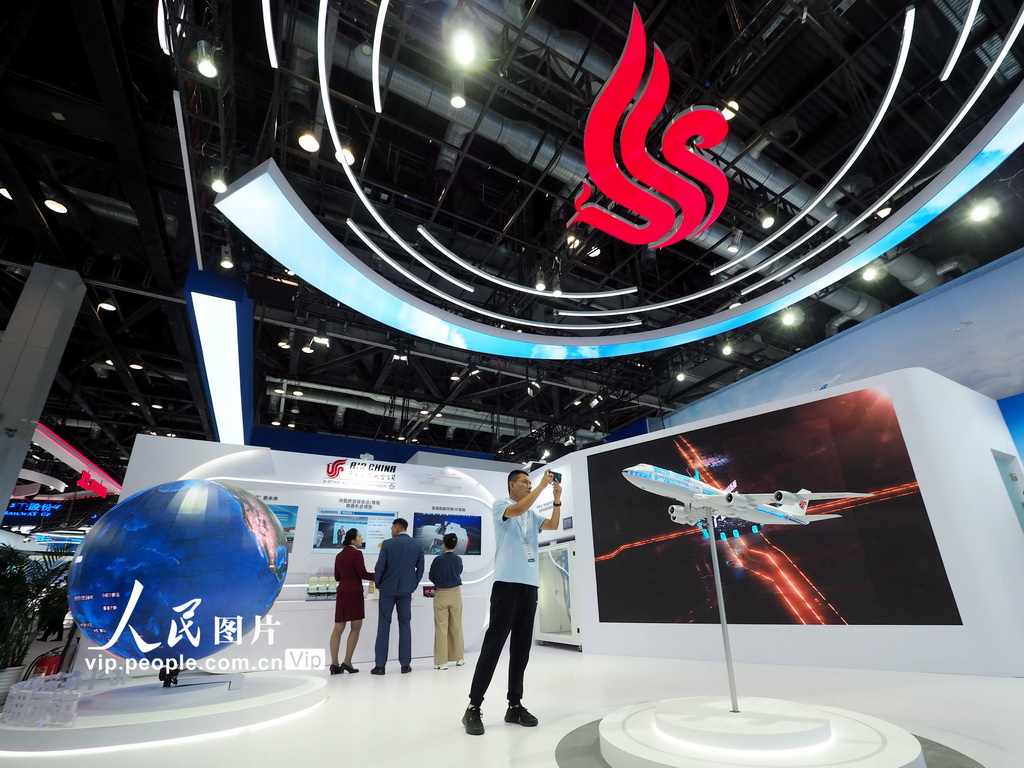 9月26日，北京國家會議中心，觀眾在第十五屆國際交通技術與設備展覽會中國國際航空公司展位上參觀。