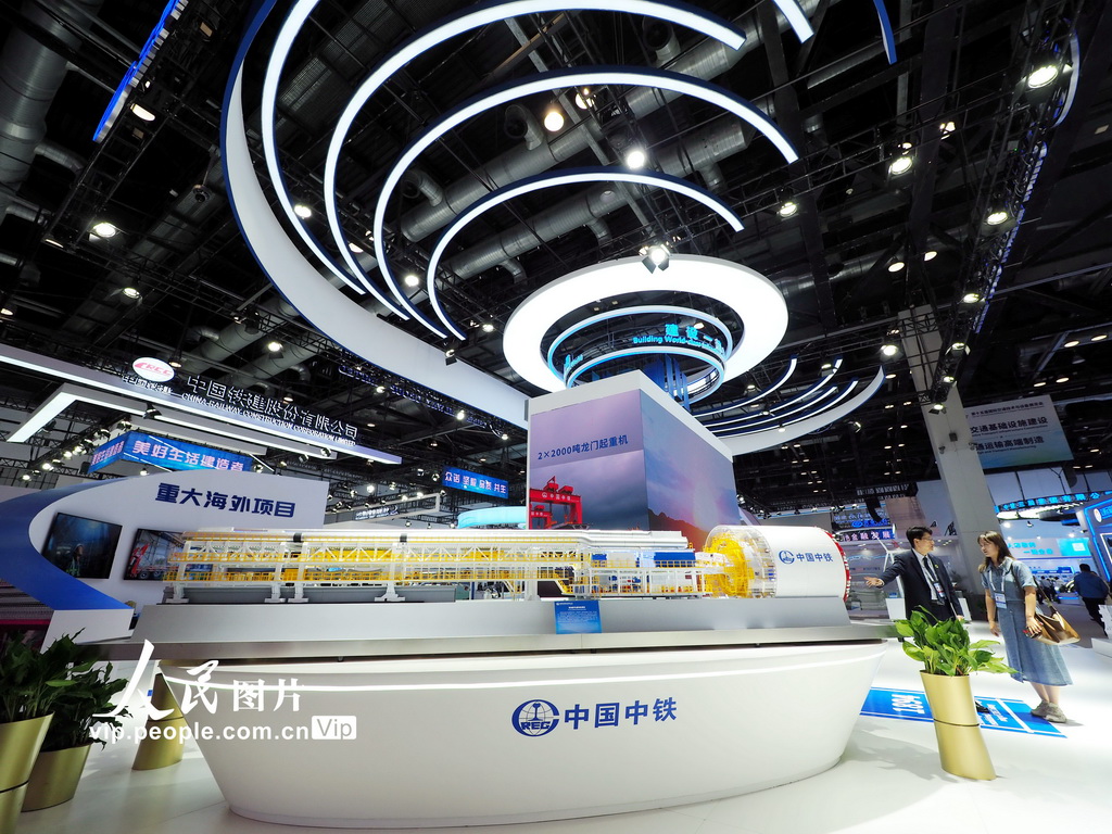 9月26日，北京國家會議中心，觀眾在第十五屆國際交通技術與設備展覽會上參觀高加索號盾構機模型。