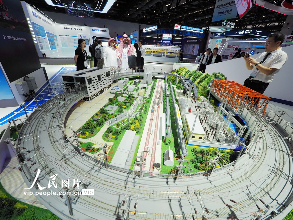 9月26日，北京國家會議中心，外國觀眾在第十五屆國際交通技術與設備展覽會中國中鐵展位上參觀。