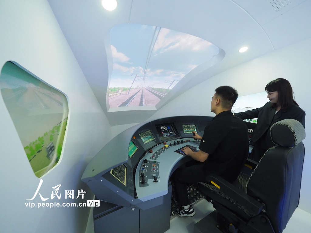 9月26日，北京國家會議中心，觀眾在第十五屆國際交通技術與設備展覽會上體驗高鐵駕駛系統。