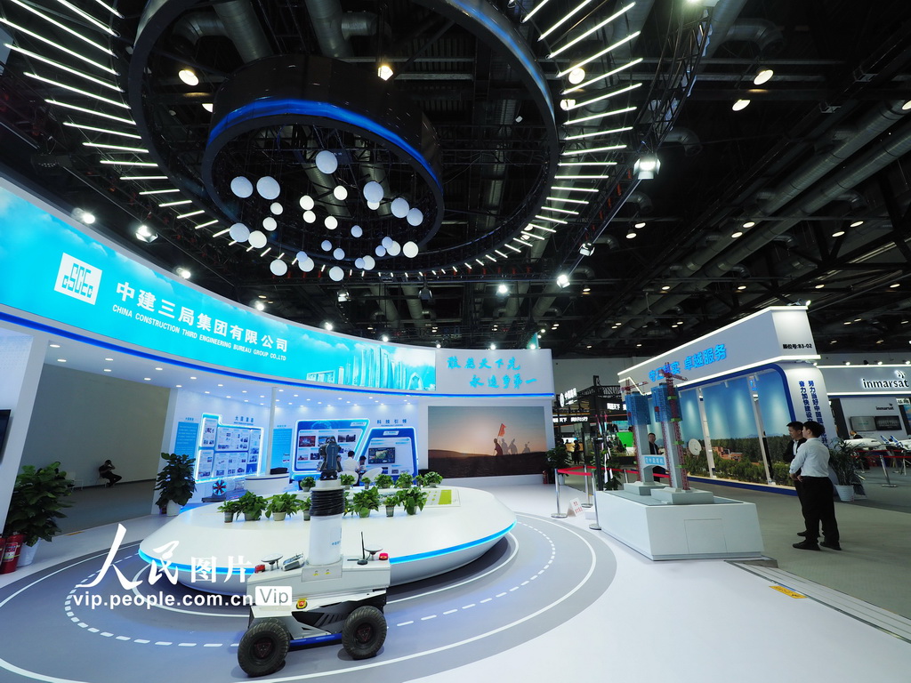 9月26日，北京国家会议中心，观众在第十五届国际交通技术与设备展览会中建三局展位上参观。