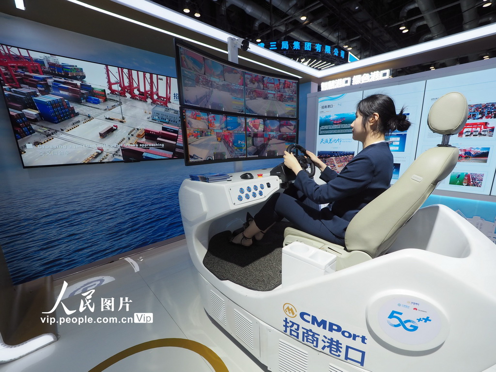 9月26日，北京國家會議中心，觀眾在第十五屆國際交通技術與設備展覽會上體驗5G遠程監控座艙。