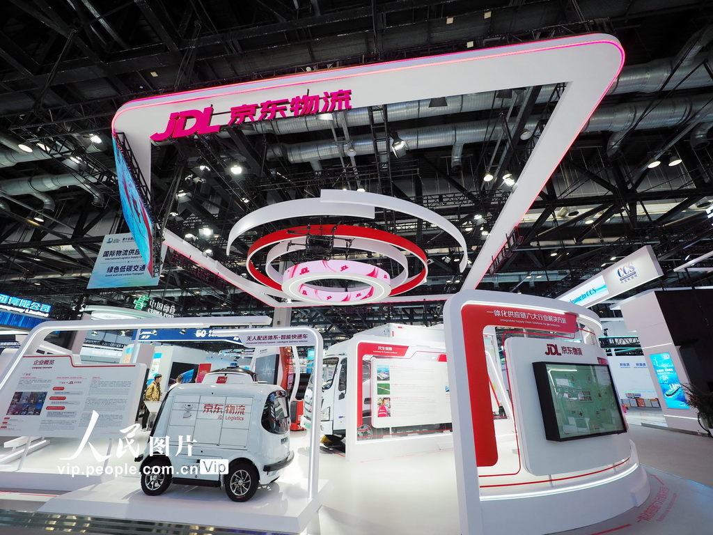 9月26日，北京國家會議中心，觀眾在第十五屆國際交通技術與設備展覽會京東物流展位上參觀。