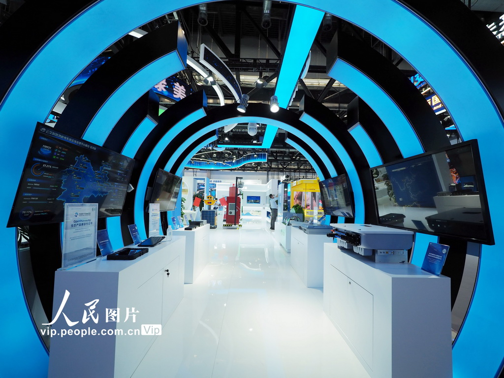 9月26日，北京國家會議中心，觀眾在第十五屆國際交通技術與設備展覽會雲南交投展位上參觀。