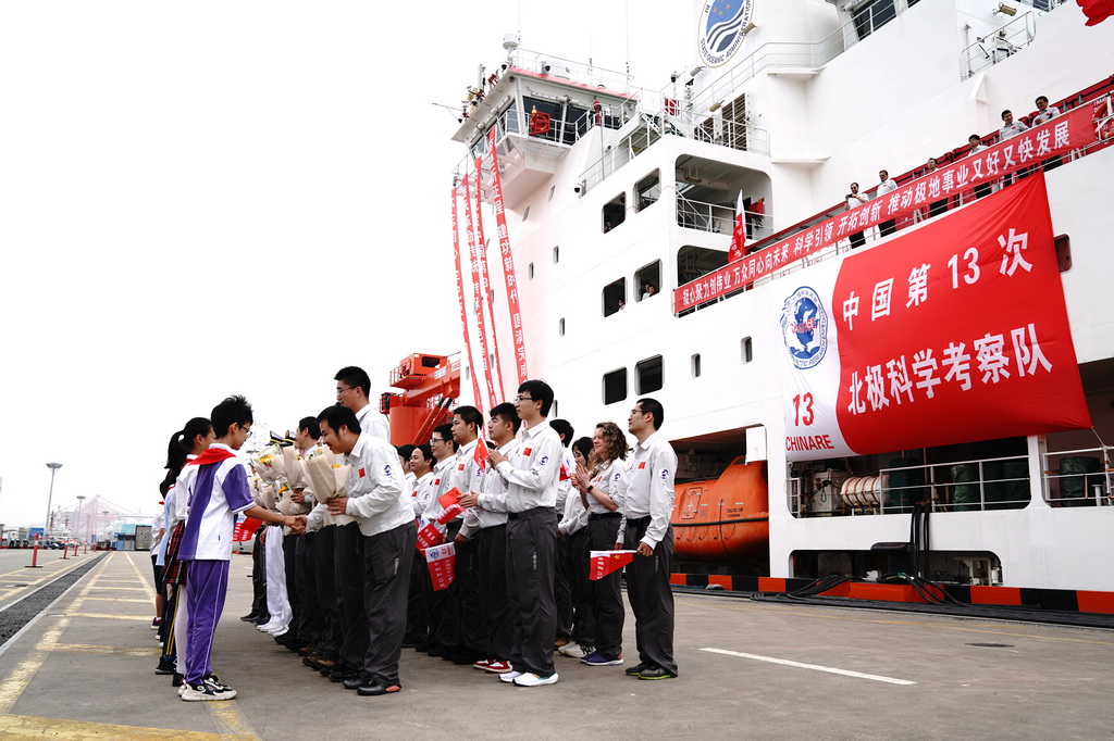 9月27日，小朋友们在码头欢迎中国第13次北冰洋科学考察队凯旋。