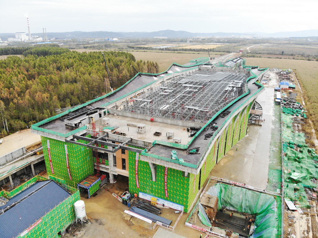 9月27日拍攝的伊春西站施工現場（無人機照片）。