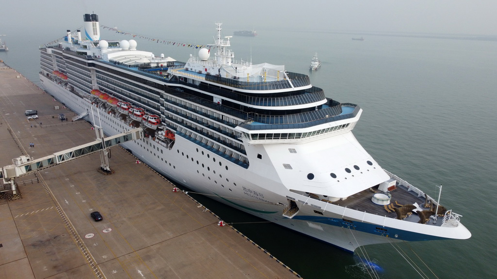 9月27日，中国船舶集团旗下爱达邮轮“地中海”号邮轮靠泊在天津国际邮轮母港准备启航（无人机照片）。