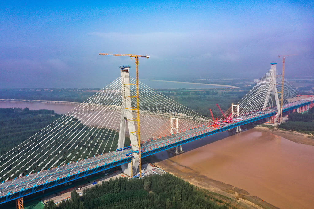 这是9月28日拍摄的G104京岚线济南黄河公路大桥主桥（无人机照片）。新华社发（周青先摄）