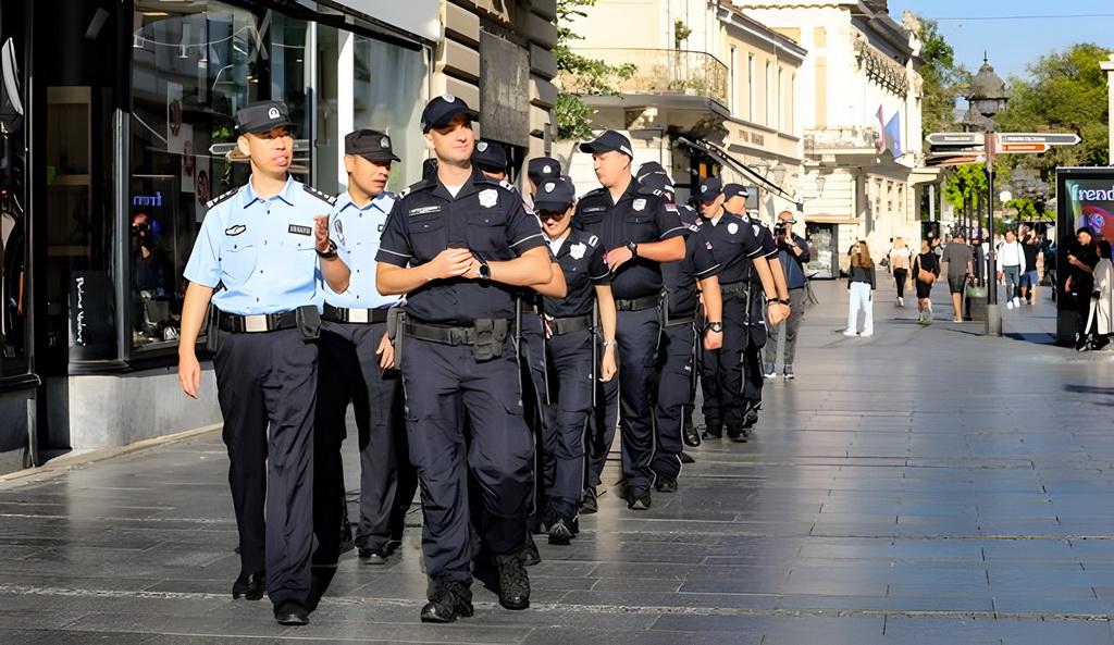 9月28日，在塞尔维亚首都贝尔格莱德，中塞两国警察在街头联合巡逻。