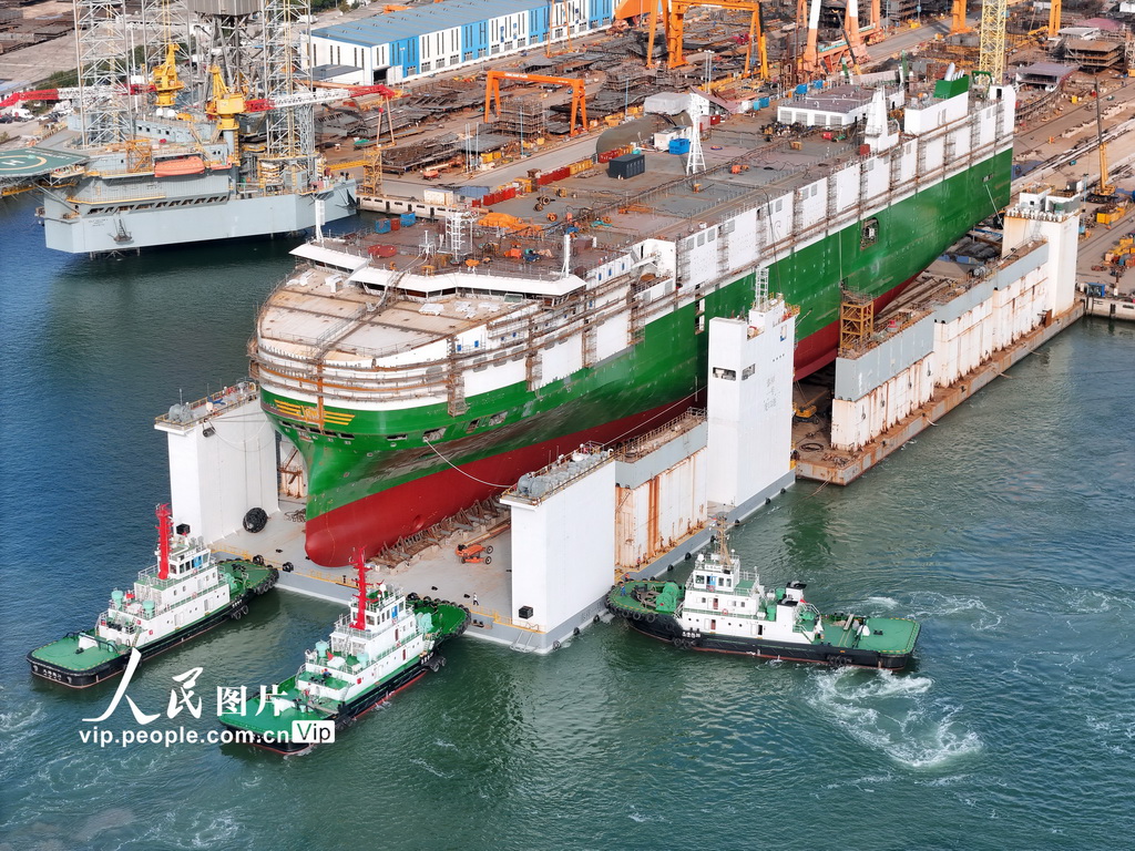 9月28日，在中集來福士山東龍口建造基地，裝載汽車運輸船的半潛駁船在拖輪的協助下准備離泊下潛。