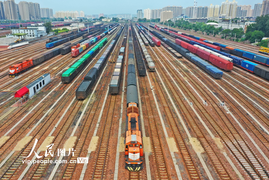 9月29日，俯瞰繁忙的郑州北站编组场，一列列完成编组作业的货物列车整装待发。