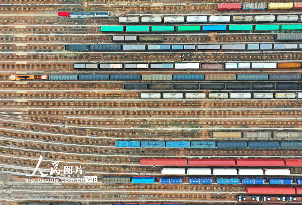 9月29日，俯瞰繁忙的鄭州北站編組場，一列列完成編組作業的貨物列車整裝待發。