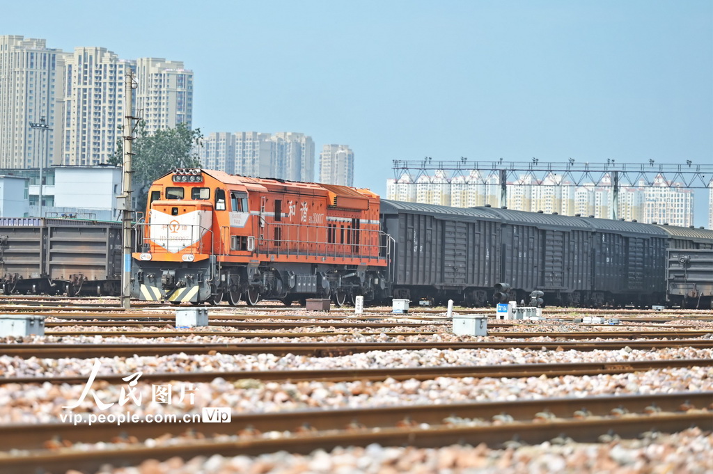 9月29日，一列完成編組的貨物列車駛出鄭州北站編組場。