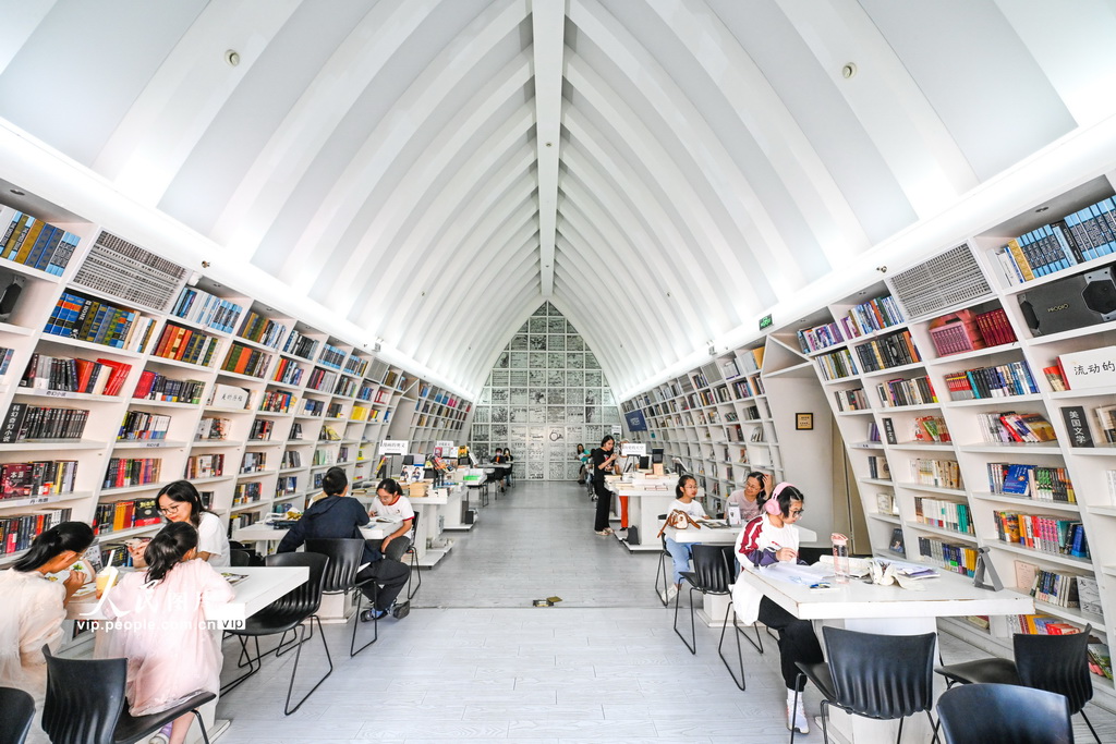 2023年9月29日，讀者在上海市鬆江區泰晤士小鎮鐘書閣書店內閱讀。 鮑贛生攝（人民圖片網）