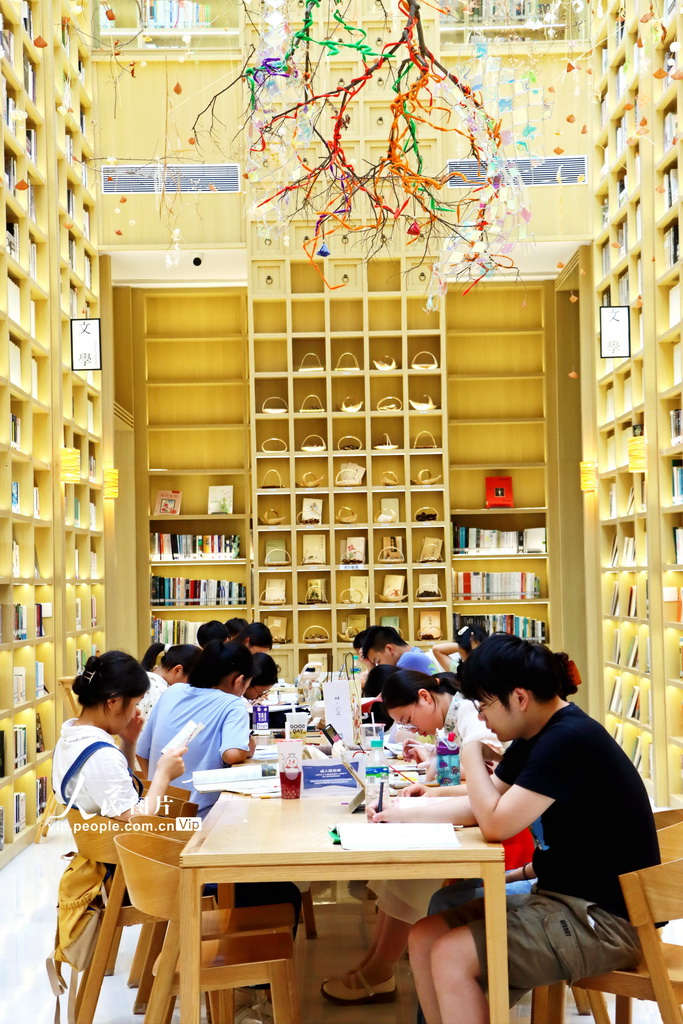 2023年9月29日，江西省圖書館贛江新區心海分館，市民在閱讀。袁駿攝（人民圖片網）
