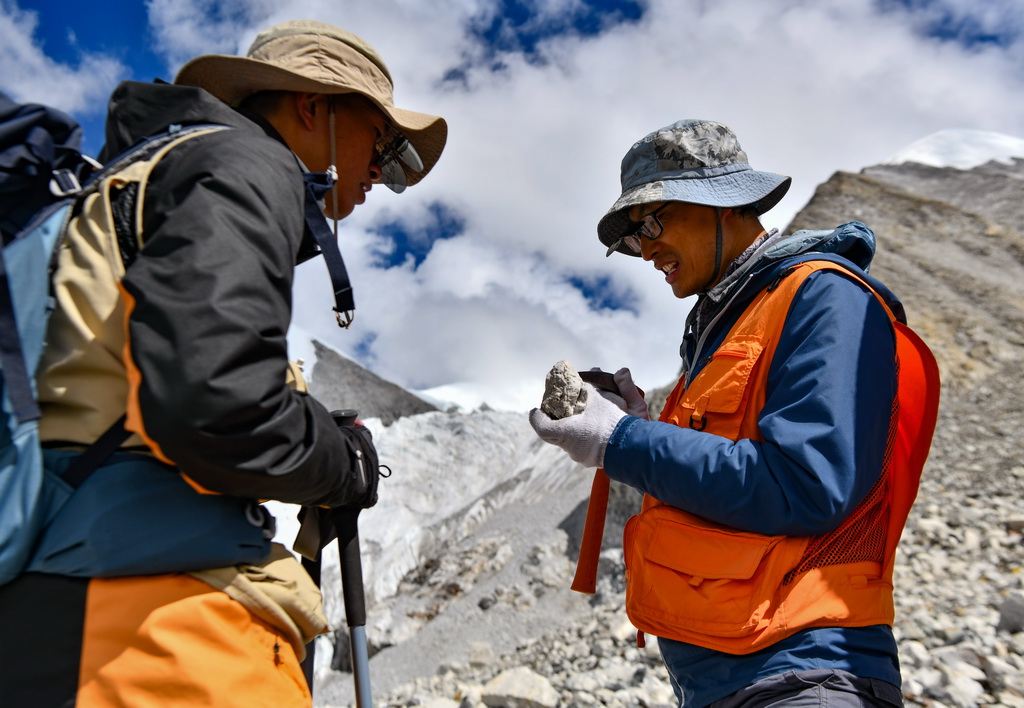 科考队队员刘小驰（右）和同事在讨论采集到的岩石样本（9月27日摄）。