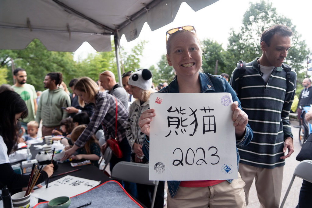 9月30日，在美國華盛頓史密森學會國家動物園，游客體驗大熊貓主題書法活動。