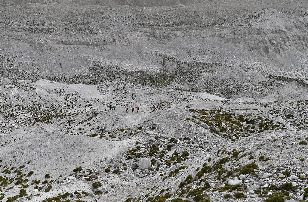 科考隊員在前往冰前湖的路上（10月1日攝）。