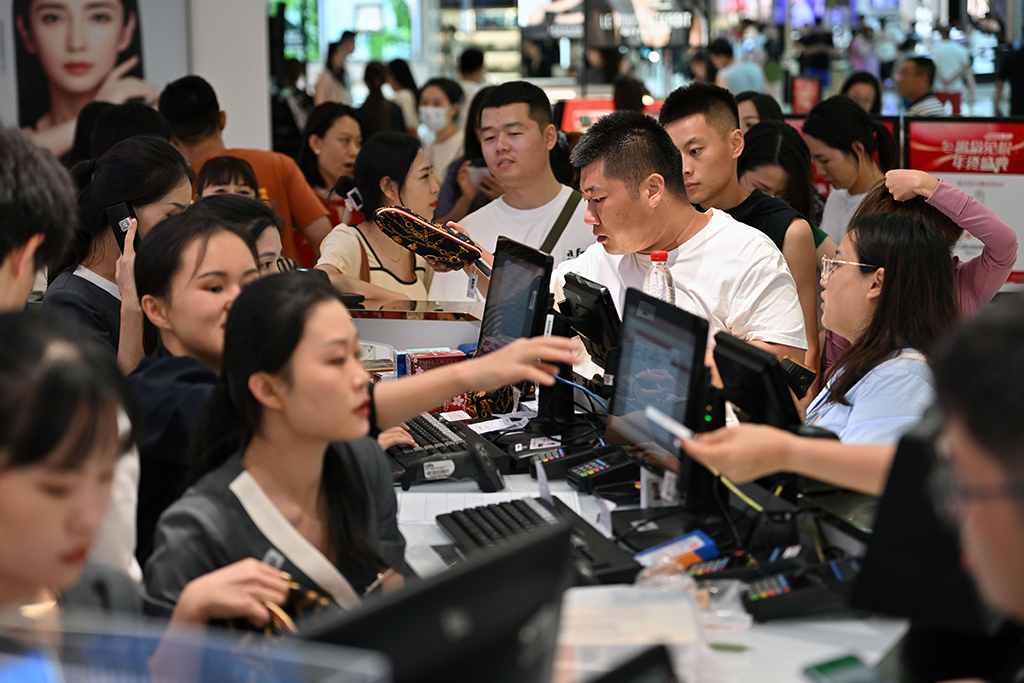 9月30日，游客在海南三亞國際免稅城購物。新華社記者 郭程 攝
