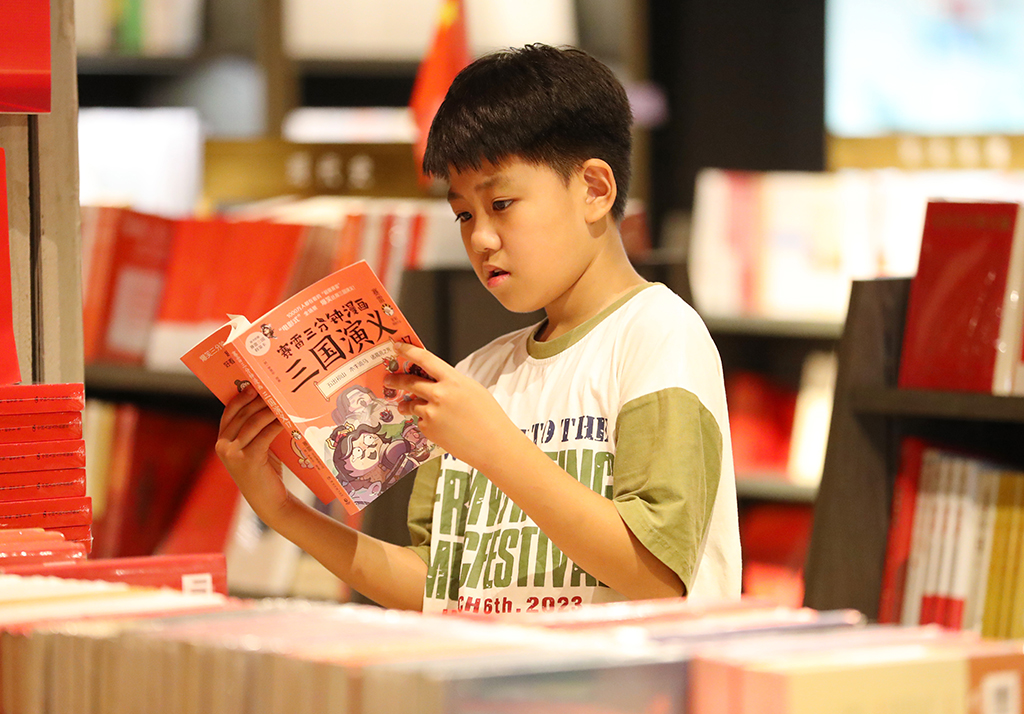 10月4日，一名小朋友在山东青岛西海岸新区新华书店读书。新华社发（张进刚 摄）