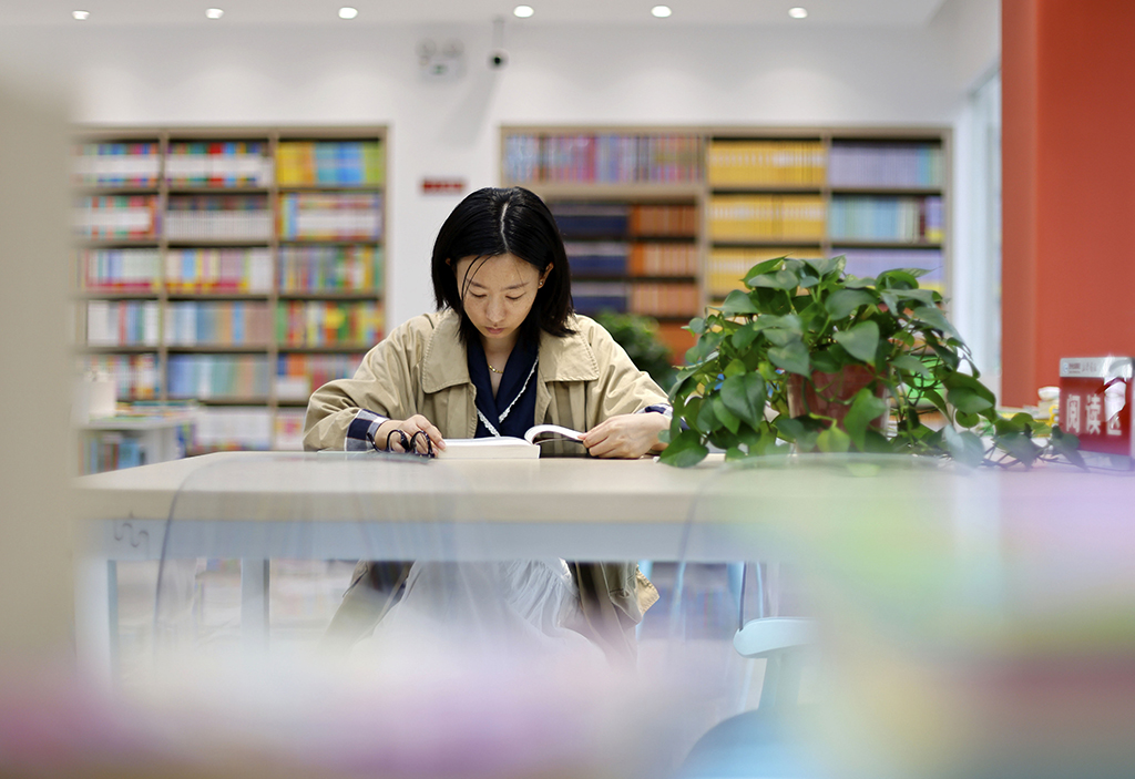 10月4日，市民在贵州省遵义市正安县新华书店阅读。新华社发（赵永章 摄）