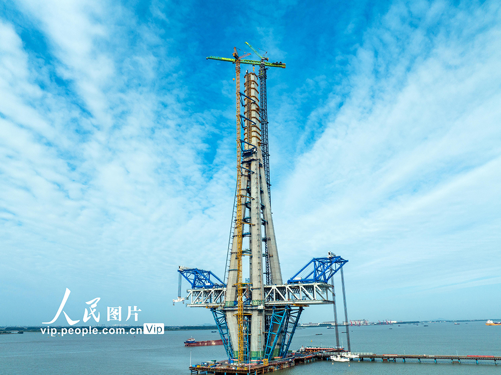  Taizhou, Jiangsu: The north main tower of Changtai Yangtze River Bridge was successfully capped