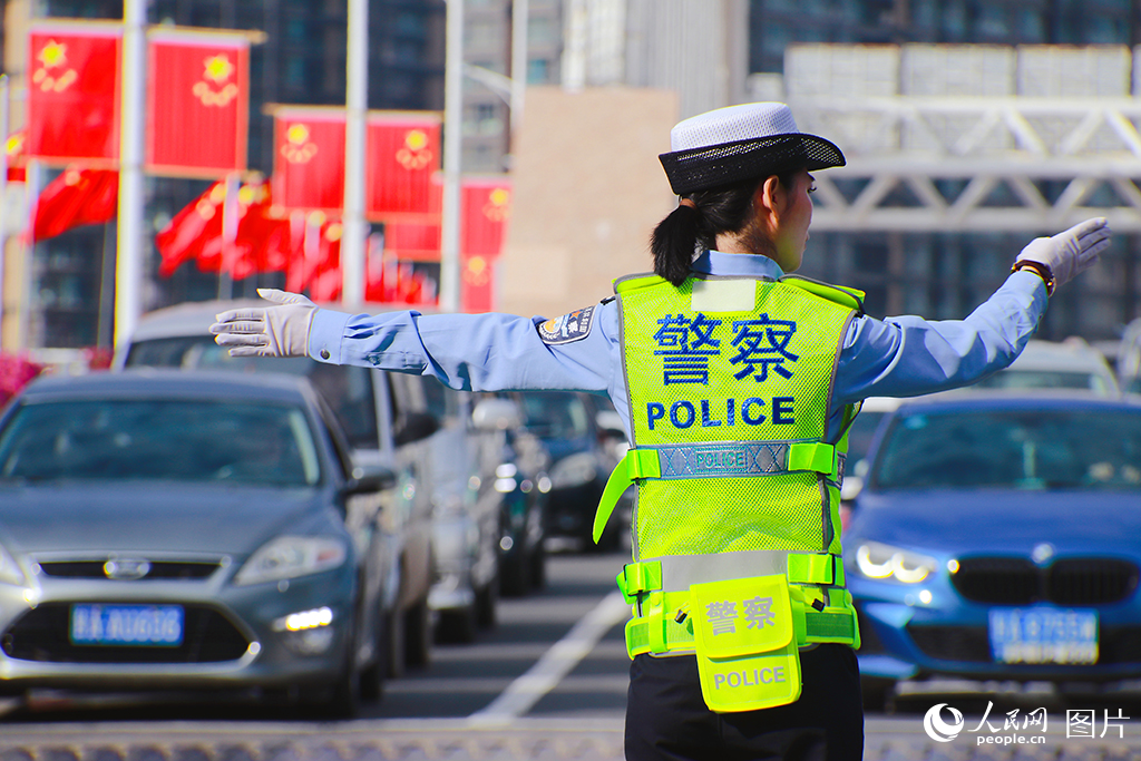 10月1日，甘肅蘭州市公安局交警支隊城關大隊民警正在執勤。人民網記者 焦隆攝