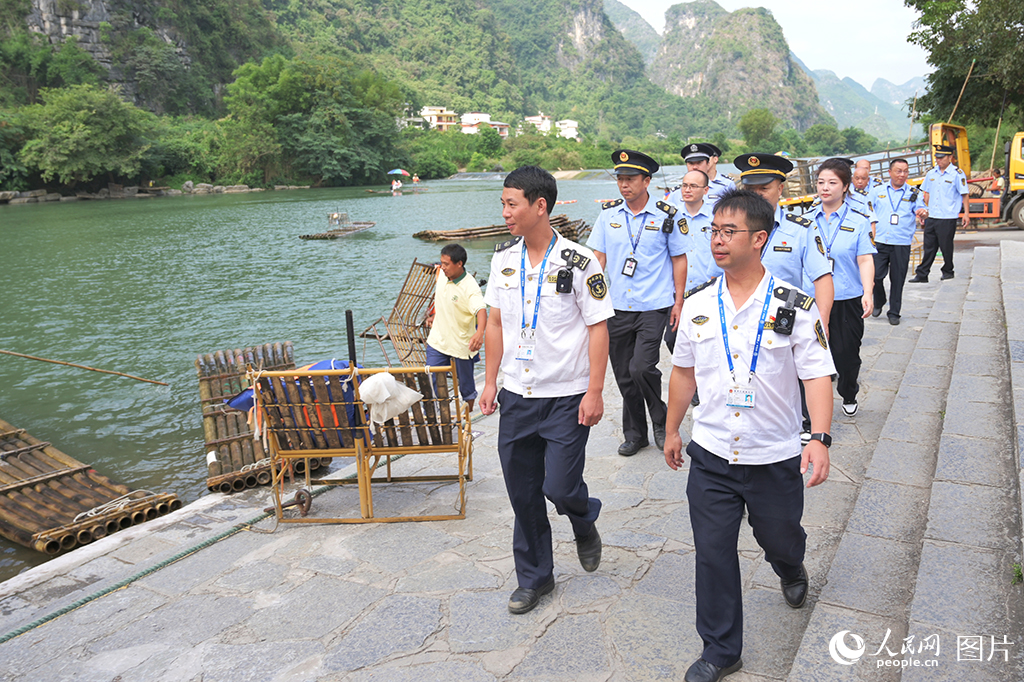 廣西陽朔聯合執法人員在遇龍河景區巡查，全力保障假日旅游安全。人民網記者 嚴立政攝