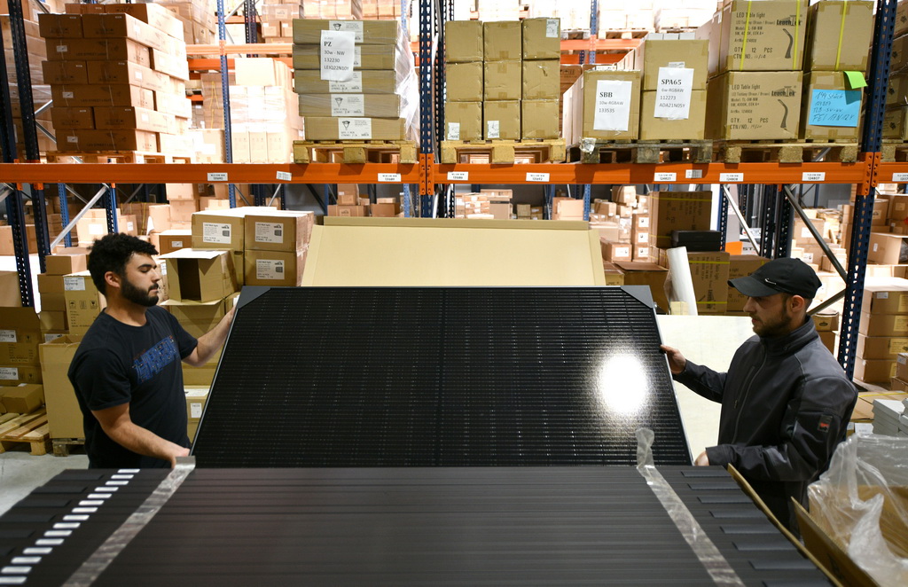 在位於德國阿倫斯堡的產品經銷商勞克斯新能源有限公司，工作人員打包中國產太陽能發電板，准備送往客戶迪爾克家（5月30日攝）。新華社記者 任鵬飛 攝