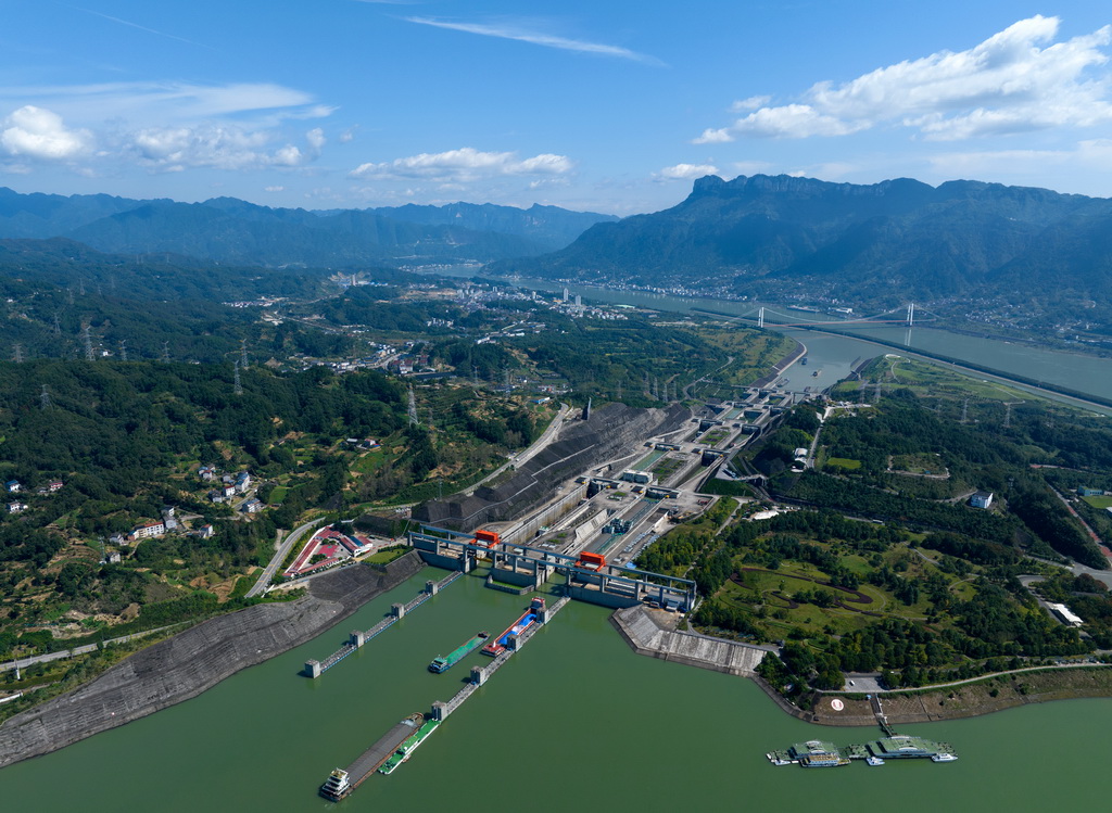10月8日，在湖北省宜昌市，船舶有序通過三峽雙線五級船閘（無人機照片）。