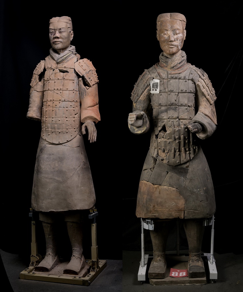 兩尊經過修復的彩色秦俑佇立在秦始皇帝陵博物院文物保護部彩色陶俑修復室內（拼版照片，8月23日攝）。新華社記者 李賀 攝