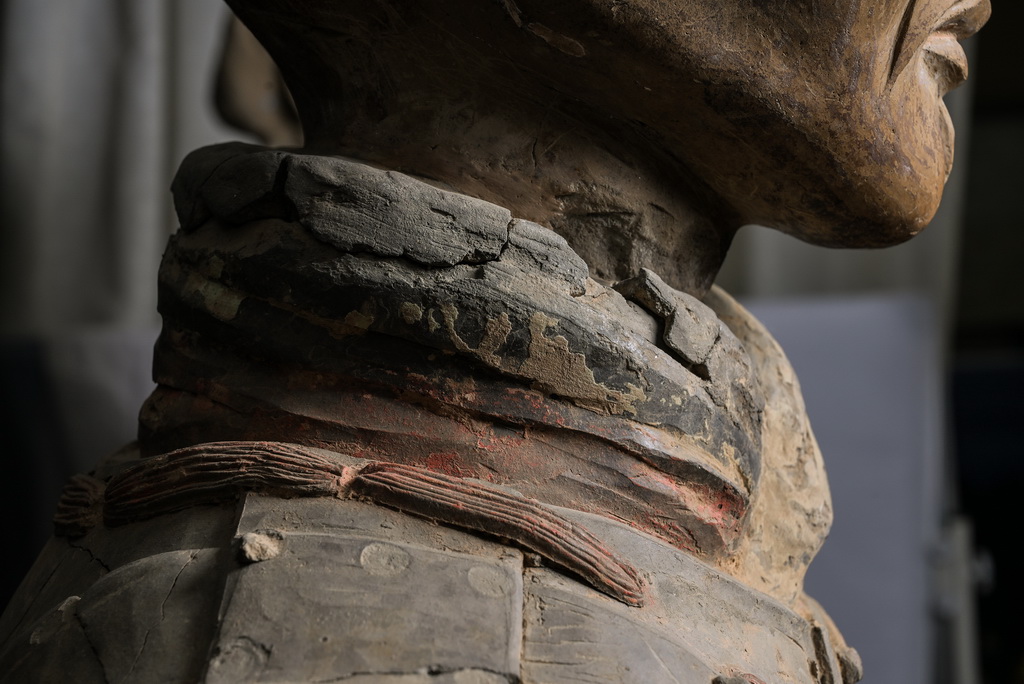 在秦始皇帝陵博物院文物保護部彩色陶俑修復室內，一尊秦俑衣領處的彩繪顏料層依稀可辨（8月23日攝）。新華社記者 李賀 攝