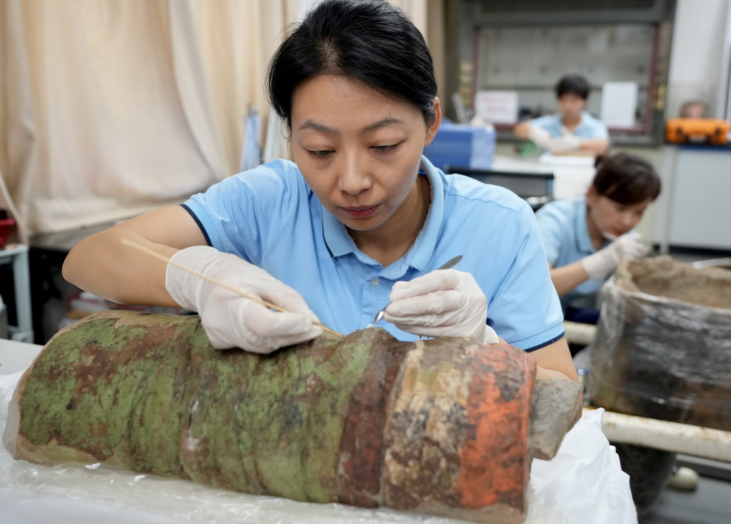 技術人員在對秦俑肢體上的彩繪進行還原修復（8月23日攝）。新華社記者 王毓國 攝
