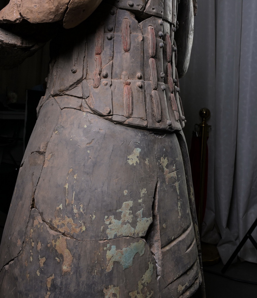 在秦始皇帝陵博物院文物保護部彩色陶俑修復室內，一尊秦俑身后裙裾部的彩繪顏料層依稀可辨（8月23日攝）。新華社記者 李賀 攝