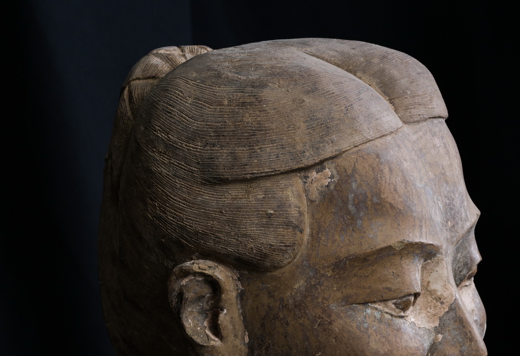 在秦始皇帝陵博物院文物保護部彩色陶俑修復室內，一尊秦俑的頭發分毫畢現（ 8月23日攝）。新華社記者 李賀 攝